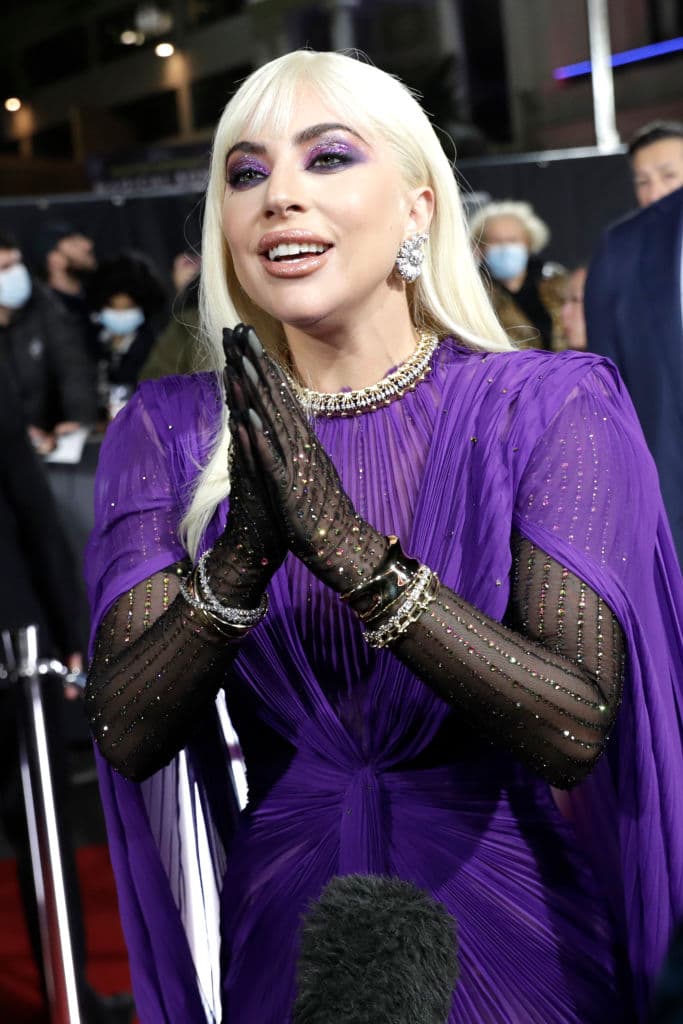 Lady Gaga optó por un maquillaje de sombras en tonos púrpura en los ojos para combinar con el vestido.