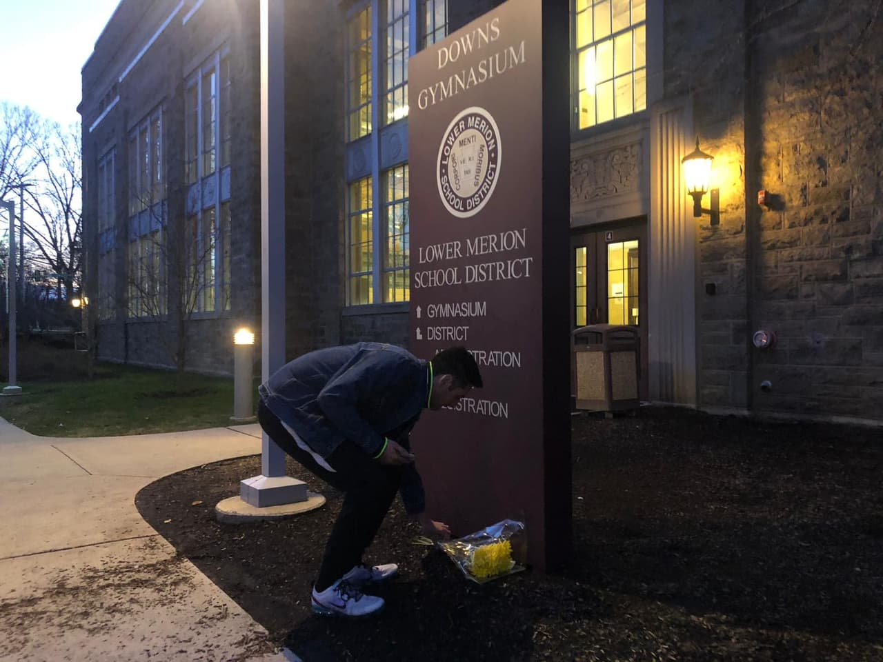 Fanáticos de todas las edades llegaron hasta la escuela que formó a al laureado jugador. 
<br>