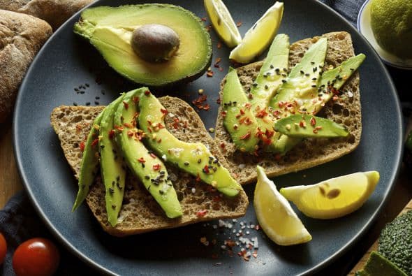 Separa las tortillas y caliéntalas en el microondas. Pon la mezcla de huevo sobre las tortillas y cúbrela con la salsa pico de gallo.