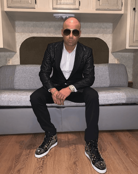 Su pasión y gusto por el calzado ha llegado a niveles empresariales. Lanzó su propia línea de calzado deportivo en 2010, junto con Yandel.