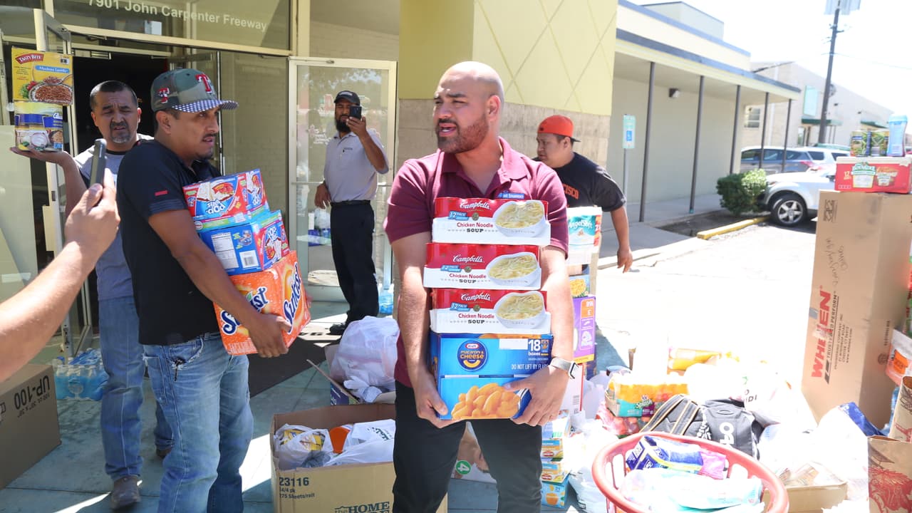 Así se cargo el camión con ayudas para los damnificados en Houston por radioescuchas y 'El Bueno, La Mala y El Feo'.