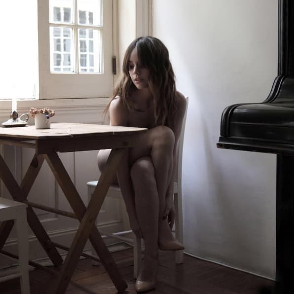 De vez en cuando deja al descubierto más de su esbelta figura.