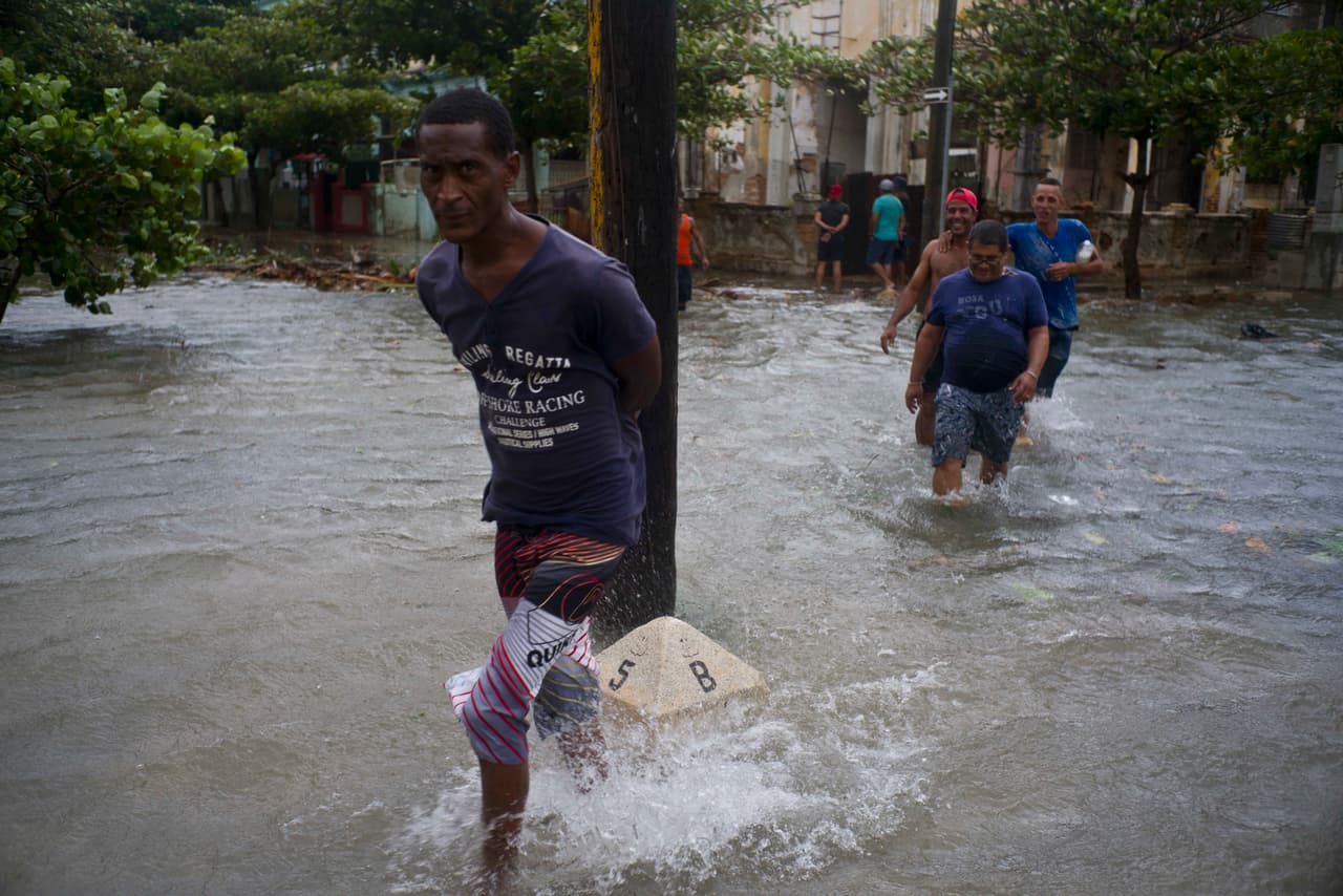 La Habana inundada. La isla aún sufre el coletazo del Huracán, que se aproxima a los cayos de Florida.
