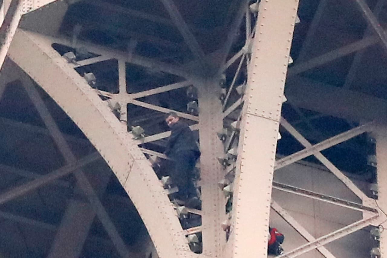 El individuo que trepó la torre no ha sido identificado y no quedó claro hasta qué altura del monumento logró escalar.