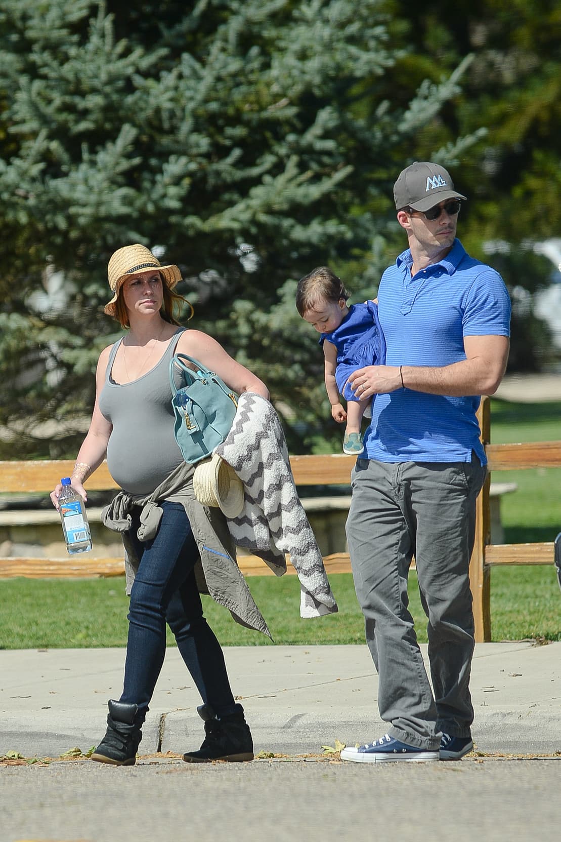 Su esposo cargaba a la nena.
