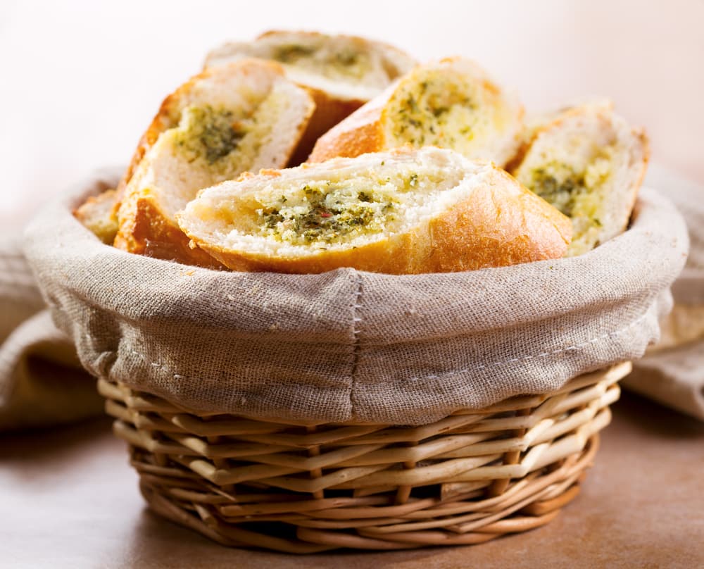 Después puedes añadirlo a trozos de pan y listo. Se vuelve un bocadillo que complementa el menú.