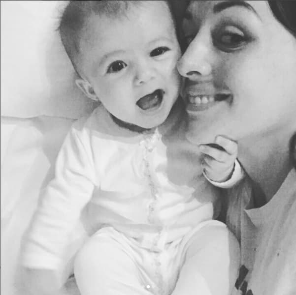 Zuria ha compartido con sus seguidores diferentes etapas, como en esta fotografía donde se les ve antes de dormir.