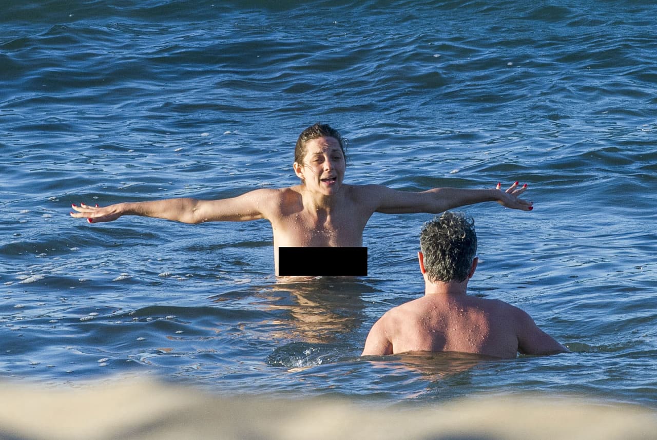 Saltó dentró del agua.