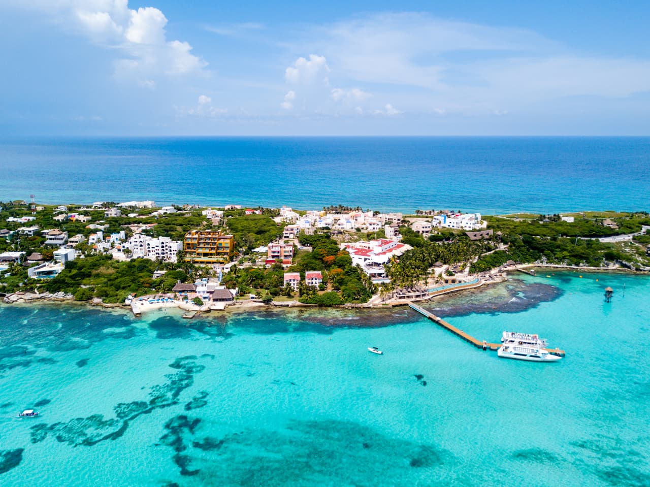 <b>Isla Mujeres, México</b>
<br>
<br>Está a unas ocho millas de Cancún y “ya no es una joya escondida sino que se ha convertido en un destino maduro donde los extranjeros pueden disfrutar su jubilación", dice International Living. 
<br>
<br>Según International Living, una persona soltera puede vivir aquí con tan solo 1,700 dólares al mes, pero una pareja puede sobrevivir con 2,000.
<br>