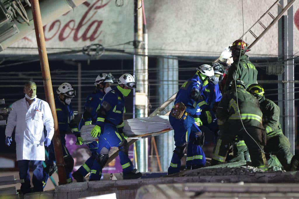 En las 
<b>complejas labores de rescate</b> colaboran varios servicios de emergencias y fuerzas de seguridad.