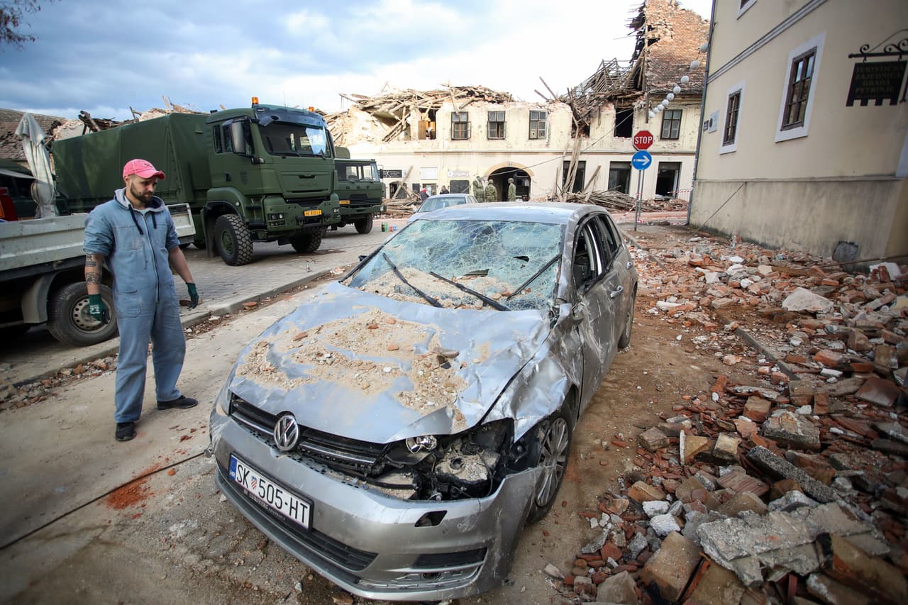El terremoto agrava más la situación respecto a la pandemia del coronavirus que se encuentra en una segunda olada en el país. Los hospitales de Petrinja y de Sisak han quedado tan dañados que tuvieron que ser evacuados. Todos los pacientes, incluidos los de covid-19, estaban siendo trasladados a otras clínicas, sobre todo de Zagreb. Con 1,113 contagios por cada 100,000 habitantes en los últimos 14 días, Croacia es el país con la mayor incidencia de covid-19 en la Unión Europea, según el Centro Europeo para la Prevención y Control de Enfermedades.
<br>