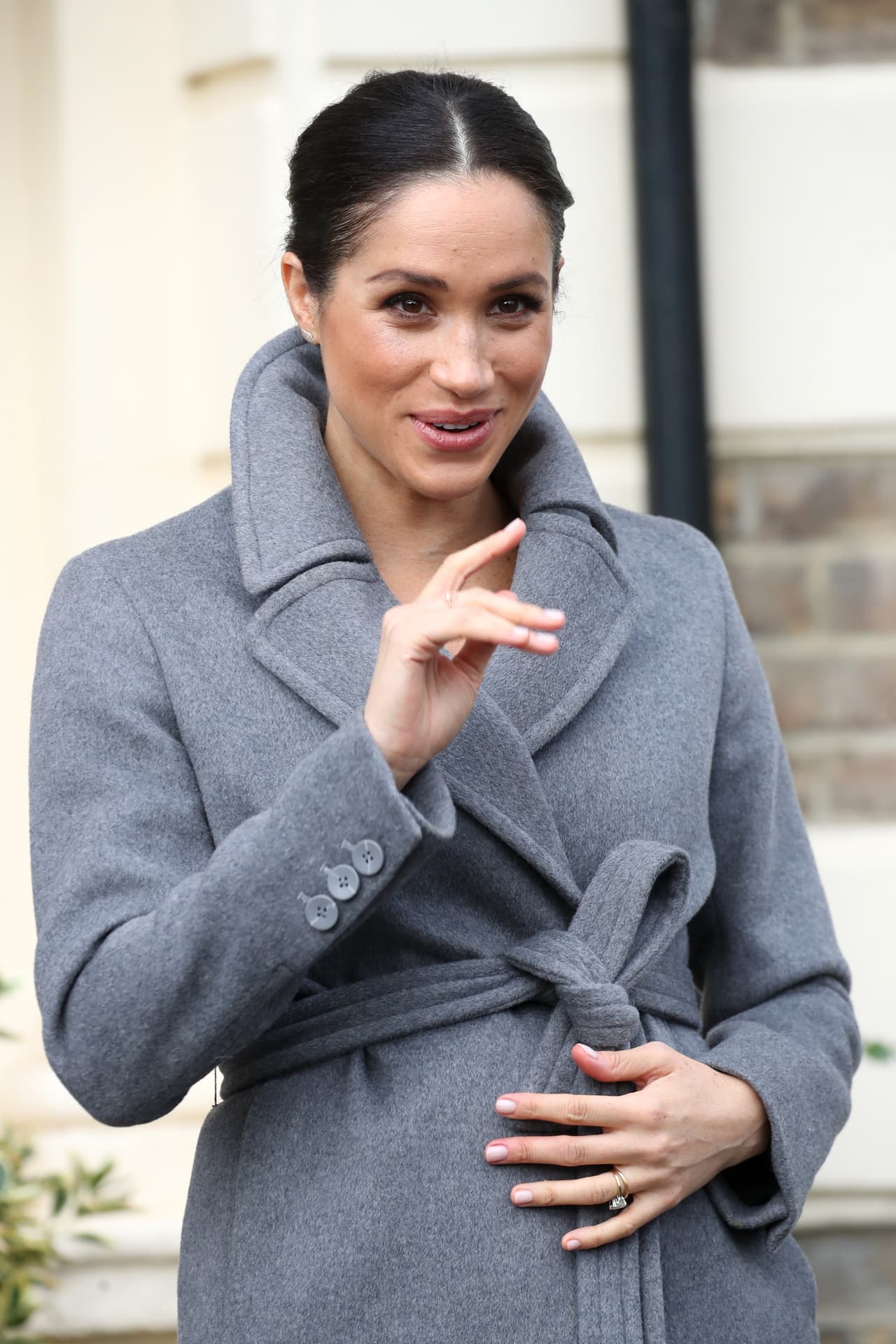 Meghan Markle, esposa del príncipe Harry, presumió un discreto anillo en su mano derecha.