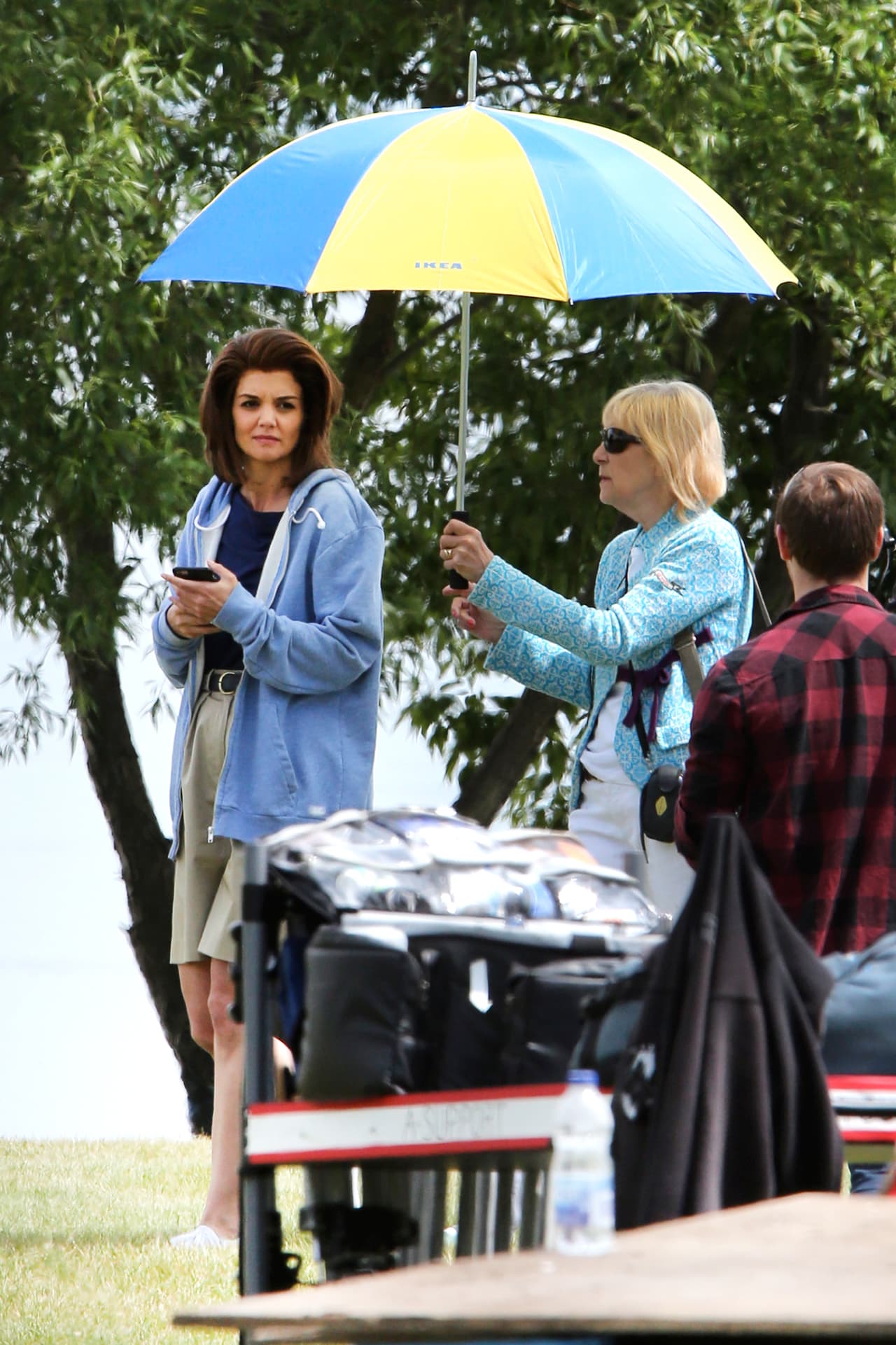 Vimos que la actriz es muy consentida por la producción.