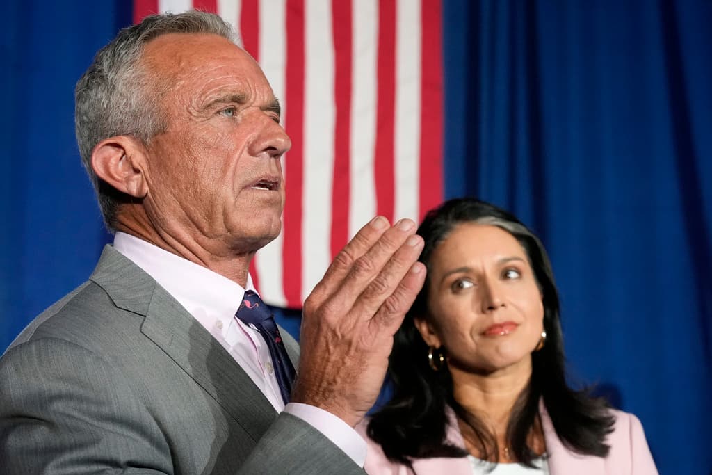 Los exdemócratas Robert F. Kennedy Jr. y Tulsi Gabbard durante un acto de campaña en apoyo a Trump en septiembre en Arizona.