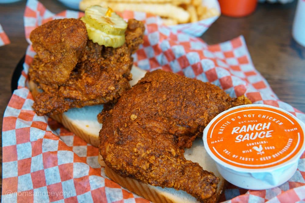 <b>Hattie B's Hot Chicken – Atlanta</b>
<br>Dirección: 299 Moreland Ave NE Atlanta, GA 30307
<br>Teléfono: (678) 990-5100
<br>Sitio web: 
<a href="http://hattieb.com">http://hattieb.com</a> 
<br>
<b><a href="https://www.yelp.com/map/hattie-bs-hot-chicken-atlanta-atlanta-3">Cómo llegar</a></b>
<br>
<br>Se promocionan como una “un restaurante de propiedad y gestión familiar que sirve Nashville Hot Chicken y guarniciones caseras en Nashville, Birmingham, Menphis y Atlanta”.