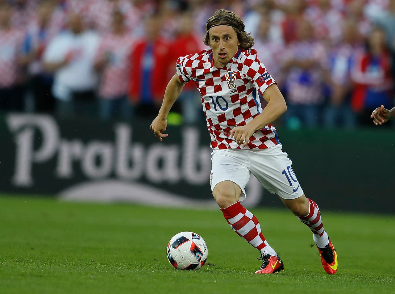 En cuanto los posibles herederos de James Rodríguez, uno de ellos podría ser Luka Modric, un jugador acostumbrado a llevar el '10' en la camiseta con su selección. En el Madrid usa el númro 19.