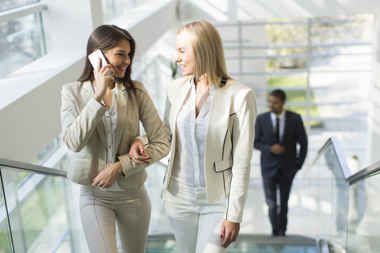 Limita las interrupciones para que no te atrases en tu trabajo y puedas terminar oportunamente todas las tareas asignadas. Se acercan a ti personas importantes interesadas en lo que haces.