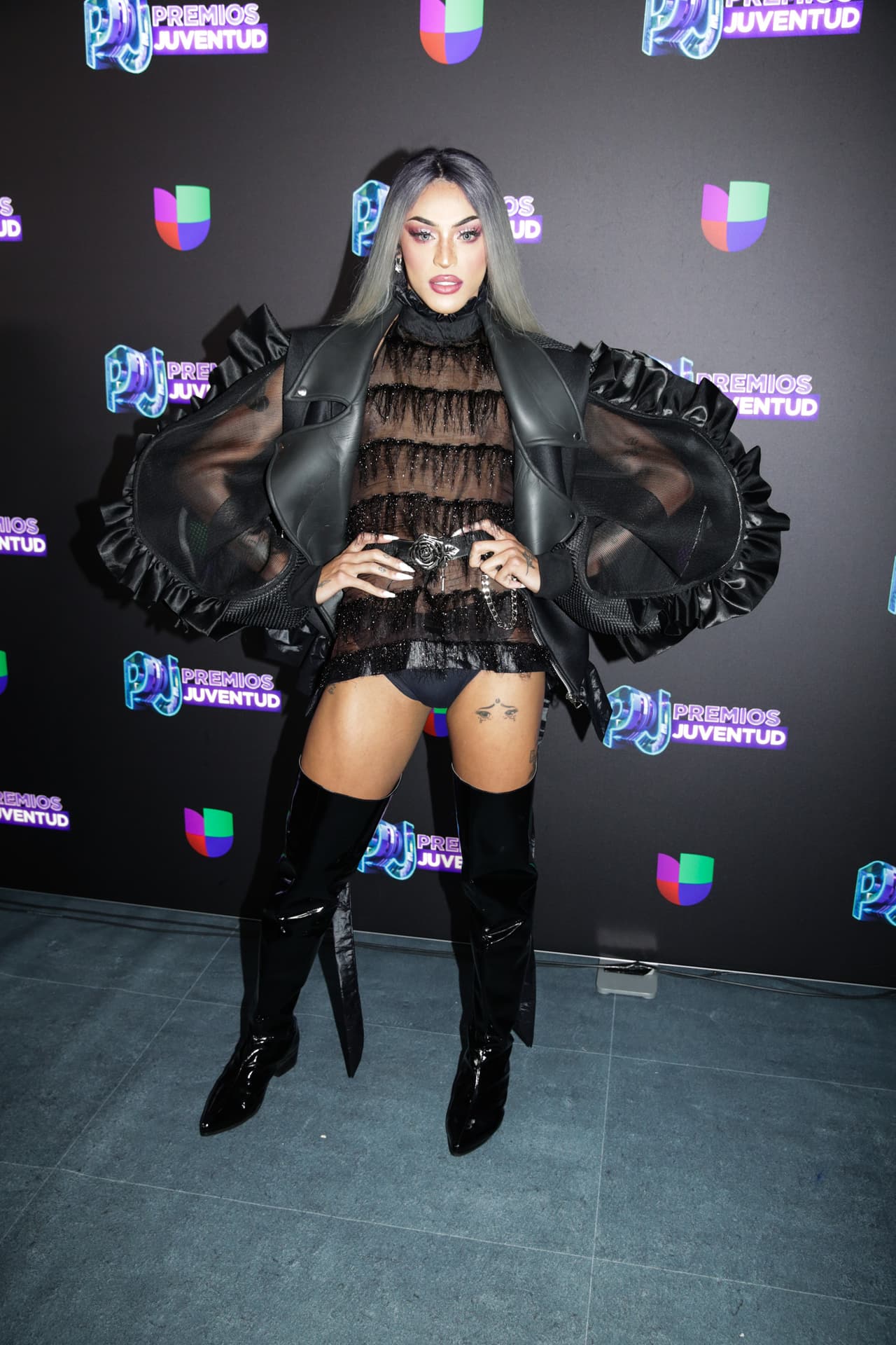Pabllo Vittar y su despampanante look a su llegada a Premios Juventud.