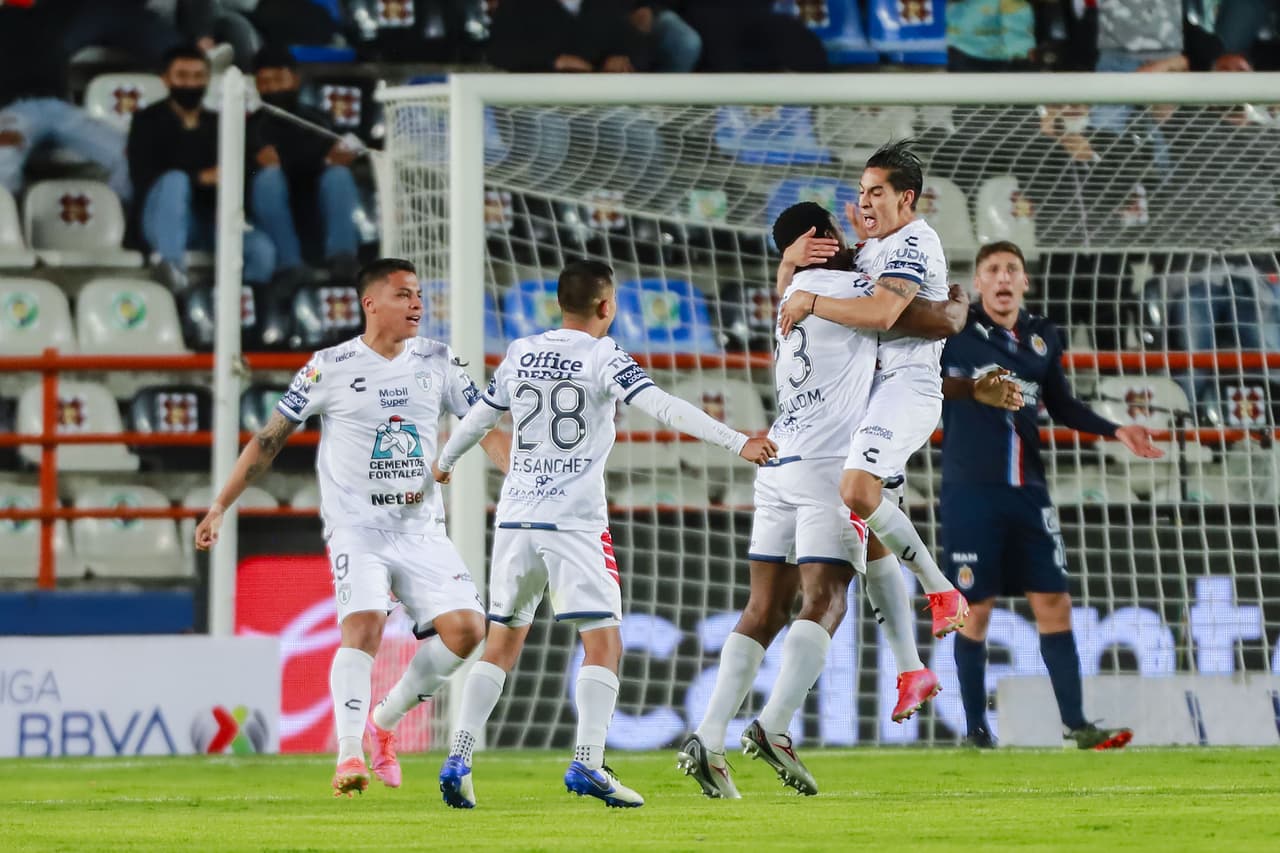Pachuca vino de atrás y con doblete de Murillo se impuso a Chivas y lograron el boleto a Cuartos de Final donde enfrentarán al América.