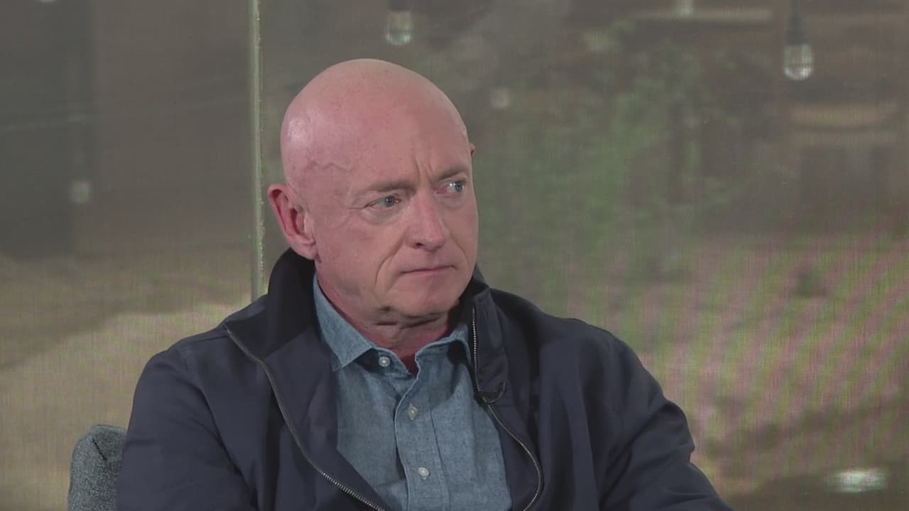 "Ricos más ricos": El senador Mark Kelly critica la administración actual, de cara a las elecciones