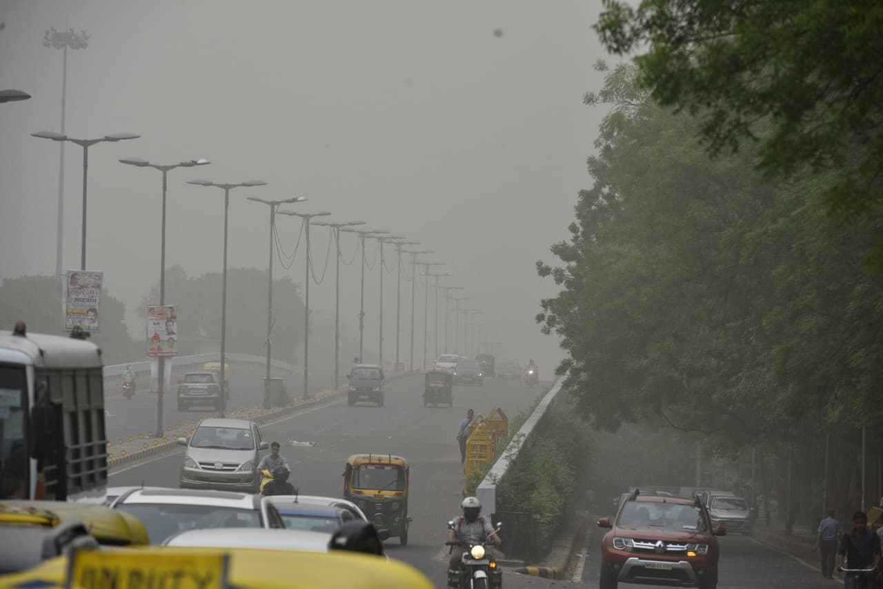 Nueva Delhi tapada de polvo. Una característica importante de esta tormenta fue que, por un lado, hubo corrientes ascendentes y descendentes en diferentes lugares. Por otro, las corrientes descendentes chocaron con otras que subían en el mismo sistema lo que provocó varios sistemas concatenados de tormentas eléctricas: un frente gigantesco de varias tormentas seguidas.