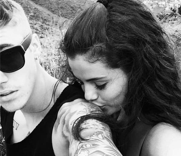 Fue durante una de esas rupturas, en 2015, que Selena inició una relación con The Weeknd y al cantante canadiense se le relacionó con varias chicas, entre ellas su actual prometida, quien 
<b><a href="https://www.univision.com/entretenimiento/celebridades/la-prometida-de-justin-bieber-era-fan-del-romance-del-cantante-y-selena-gomez">probablemente sería la causante del rompimiento definitivo</a></b> entre Selena y Justin, en marzo pasado.