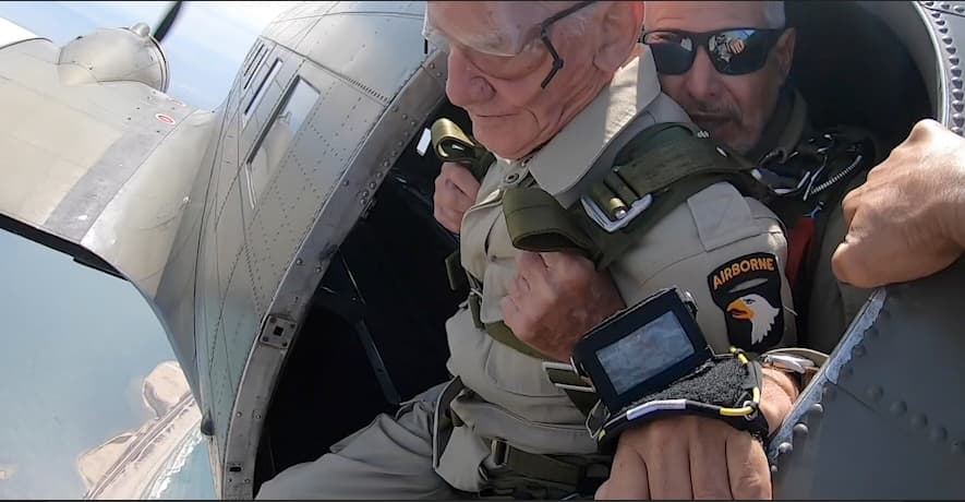 <b>En video: mira a este hombre saltar de un avión recreando el Día D para celebrar su cumpleaños número 100</b>
<br>
<br>Tom Rice sirvió en la Segunda Guerra Mundial con el Regimiento de Infantería de Paracaidistas y comandó 12 unidades hasta que saltó el 6 de junio de 1944 sobre Normandía, Francia. Más noticias aquí.