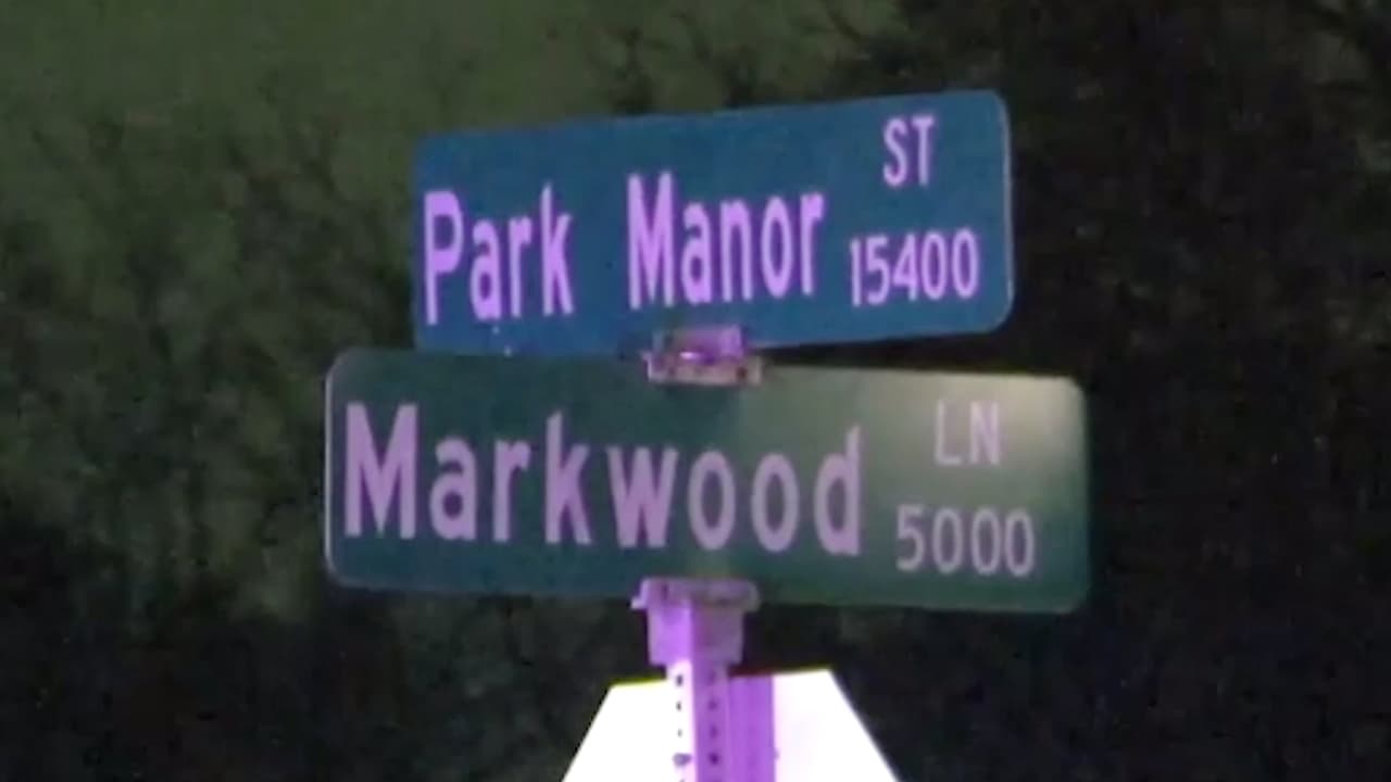 Los hechos ocurrieron el martes, alrededor de las 9:30 de la noche, en la cuadra 
<b><a href="https://www.google.com/maps/place/15400+Park+Manor+St,+Houston,+TX+77053/data=!4m2!3m1!1s0x8640eb94b64c86c7:0x896443ccac329641?sa=X&ved=2ahUKEwi8lcSiuaz1AhVjYzUKHdfSCK4Q8gF6BAgHEAE" target="_blank">15400 Park Manor</a></b> cerca de Markwood Lane. Testigos dijeron a la policía que vieron a una camioneta negra pasar por el área luego de escuchar los disparos.