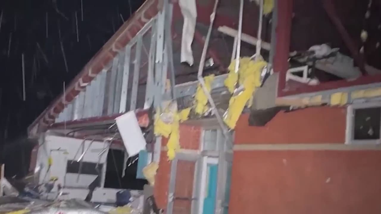 El Centro Nacional de Huracanes informó que Debby tocó tierra por segunda vez cerca de Bulls Bay, Carolina del Sur.