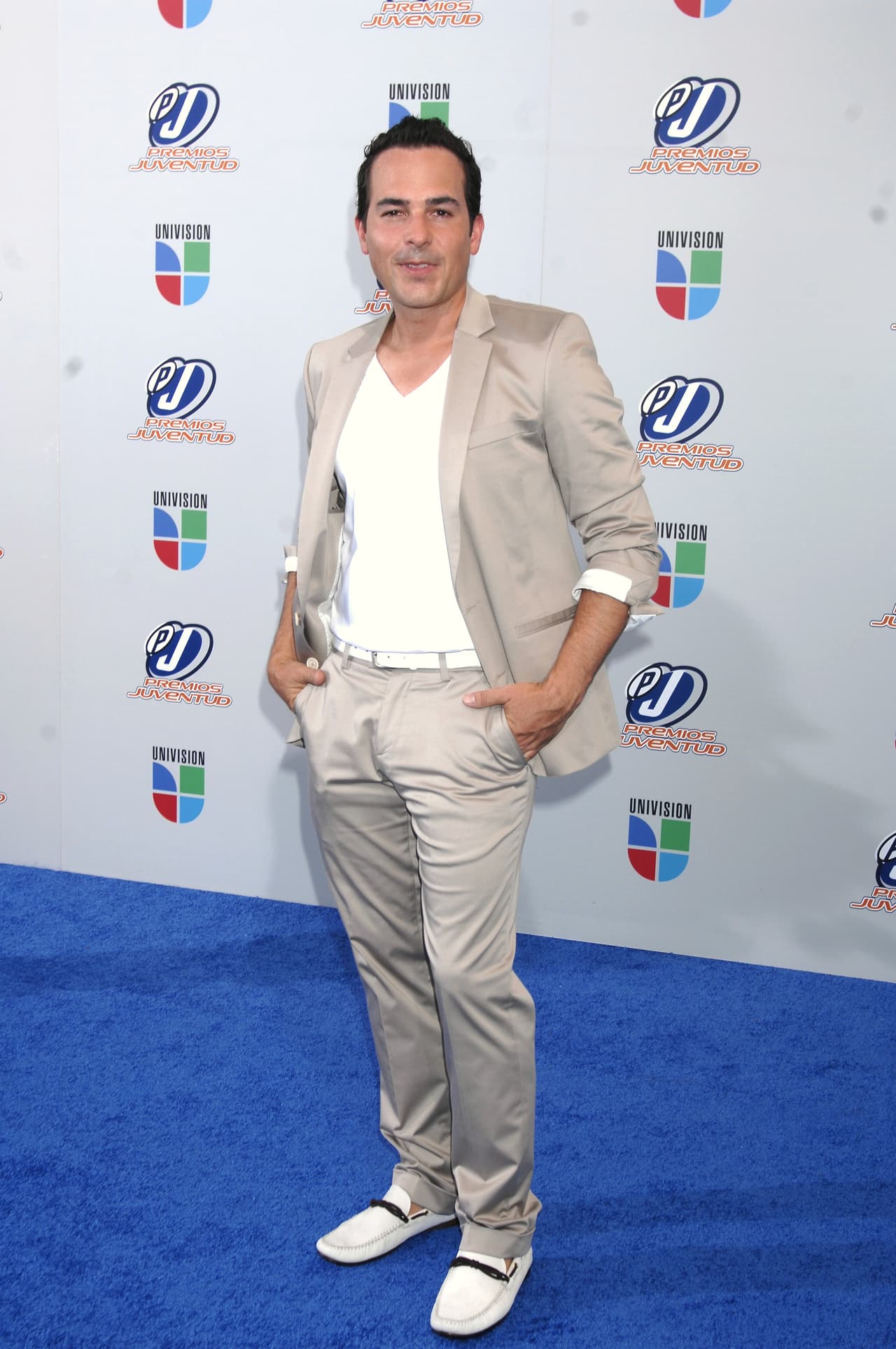 A Carlos Calderón lo vemos en la alfombra de Premios Juventud desde 2009.