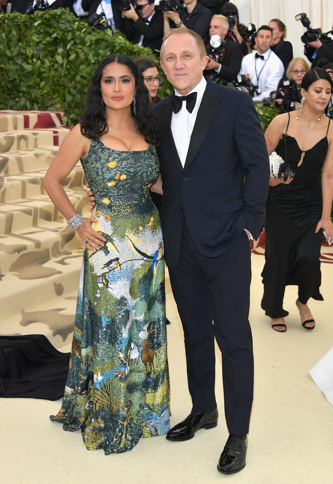 Y todavía muchos siguen sin entender cómo es que el esposo de la actriz mexicana Salma Hayek, François-Henri Pinault, es heredero de "bobaditas" como Gucci, Yves Saint Laurent y Alexander McQueen, y ella desatina con su vestuario. Esta vez alimentó las críticas con su 'Jardín del Edén' en lentejuelas, de la casa Altuzarra.