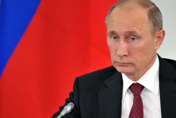 El presidente de Rusia, Vladimir Putin, confirma que el ex técnico de la CIA permanece en la terminal de tránsito del aeropuerto moscovita de Sheremetievo y descarta su extradición a EEUU, país con el que no tiene un tratado bilateral.