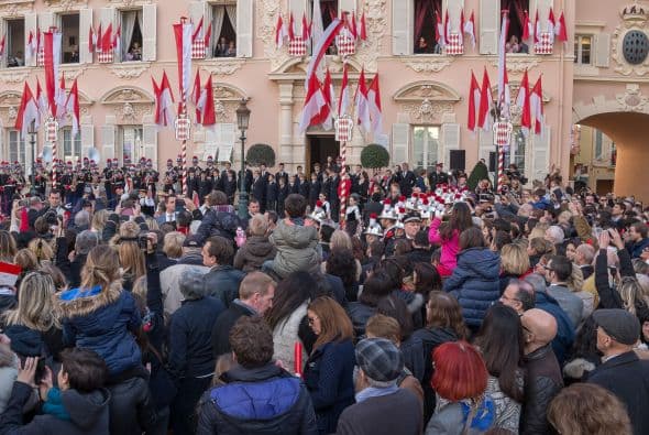 El principado los recibió con alegría, pancartas y un mar de banderas rojas y blancas.
