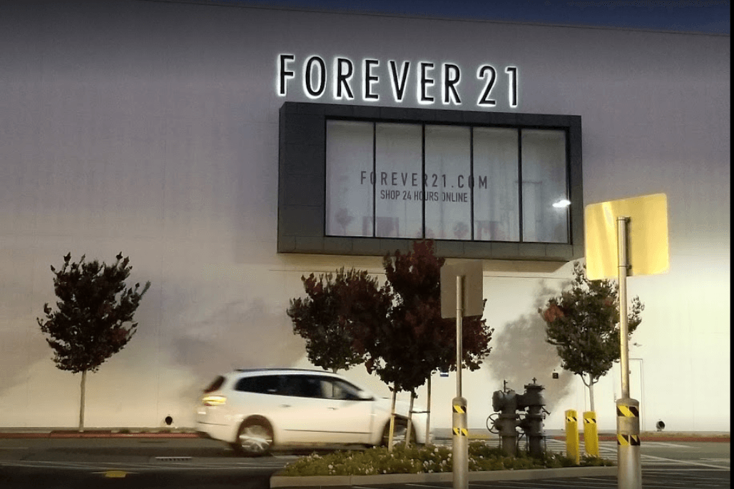 Hillsdale Shopping Center en el número 396 Hillsdale Shopping Center, San Mateo, CA 94403.