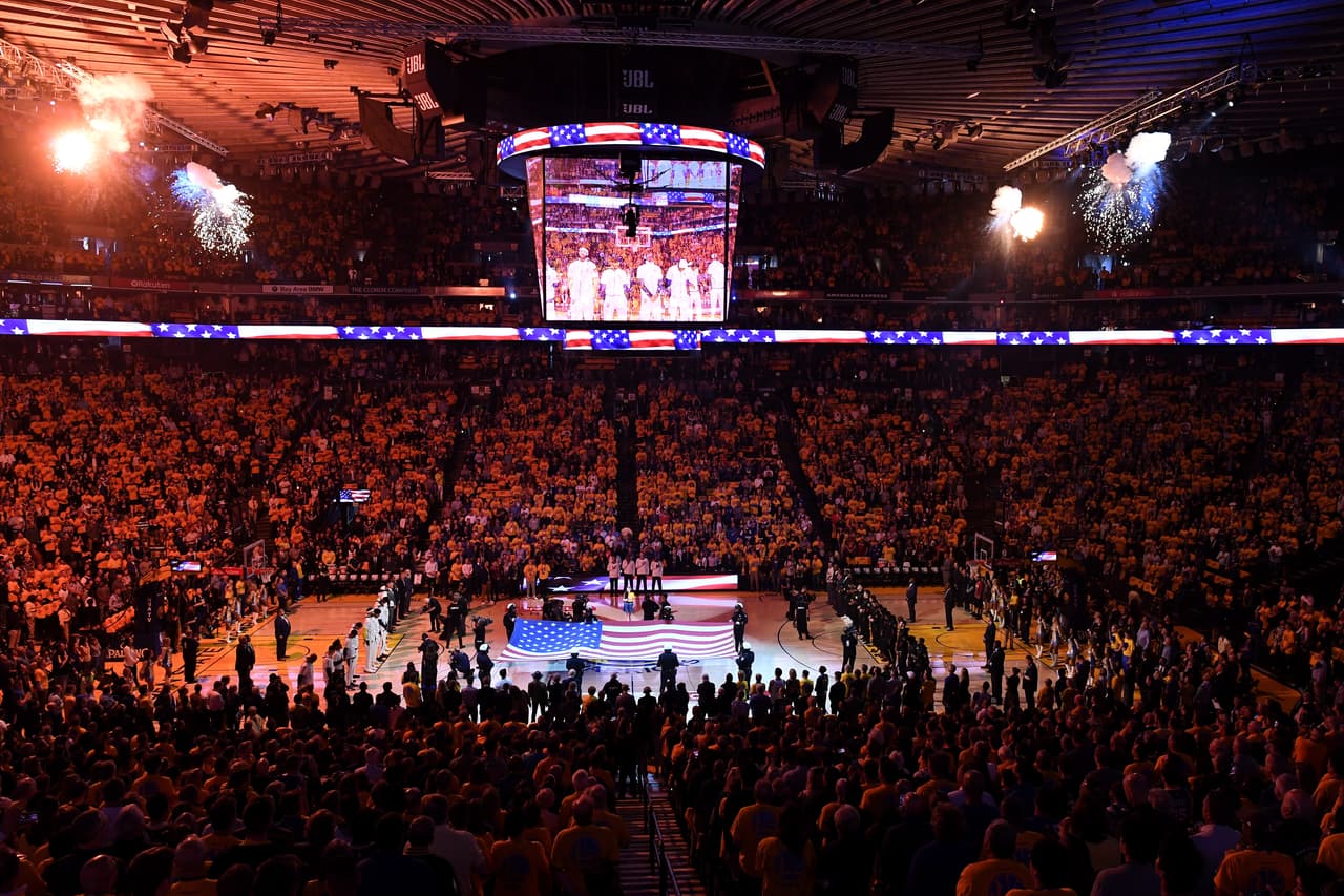 El Oracle Arena se vistió de gala para recibir el primer partido de la Finales de la NBA entre los Golden Statw Warriors y los Cleveland Cavaliers.
