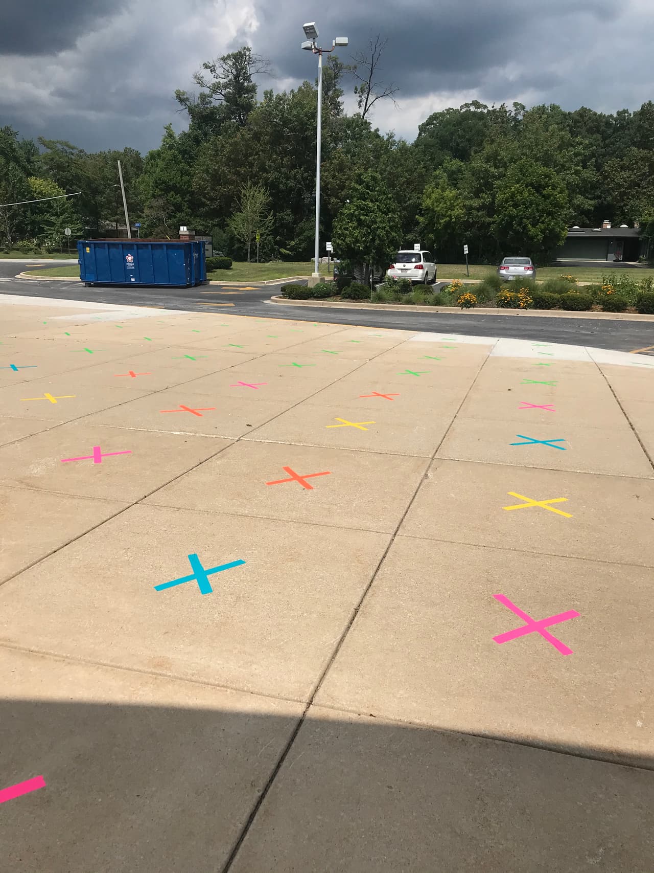 Este piso en el área de recreo afuera de la escuela se marcó con X's para que los estudiantes sepan mantener una distancia social segura.