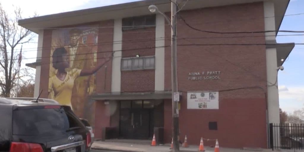 <a href="https://www.univision.com/local/philadelphia-wuvp/se-tambalea-el-distrito-escolar-de-filadelfia-mas-escuelas-contaminadas-con-asbestos-video">Más padres de Filadelfia </a>se mostraron indignados después del anuncio abrupto e l 19 de noviembre de que otra escuela está cerrando debido a preocupaciones relacionadas con el asbesto. El aviso se produjo cuando el distrito escolar de Filadelfia admitió errores y describió un nuevo plan de mejora de la seguridad ambiental.
<br>
<br>Los padres fueron convocados a una reunión de emergencia en Pratt Head Start en el norte de Filadelfia el martes por la mañana, donde las autoridades revelaron que se encontró asbesto en el edificio durante una inspección el lunes.