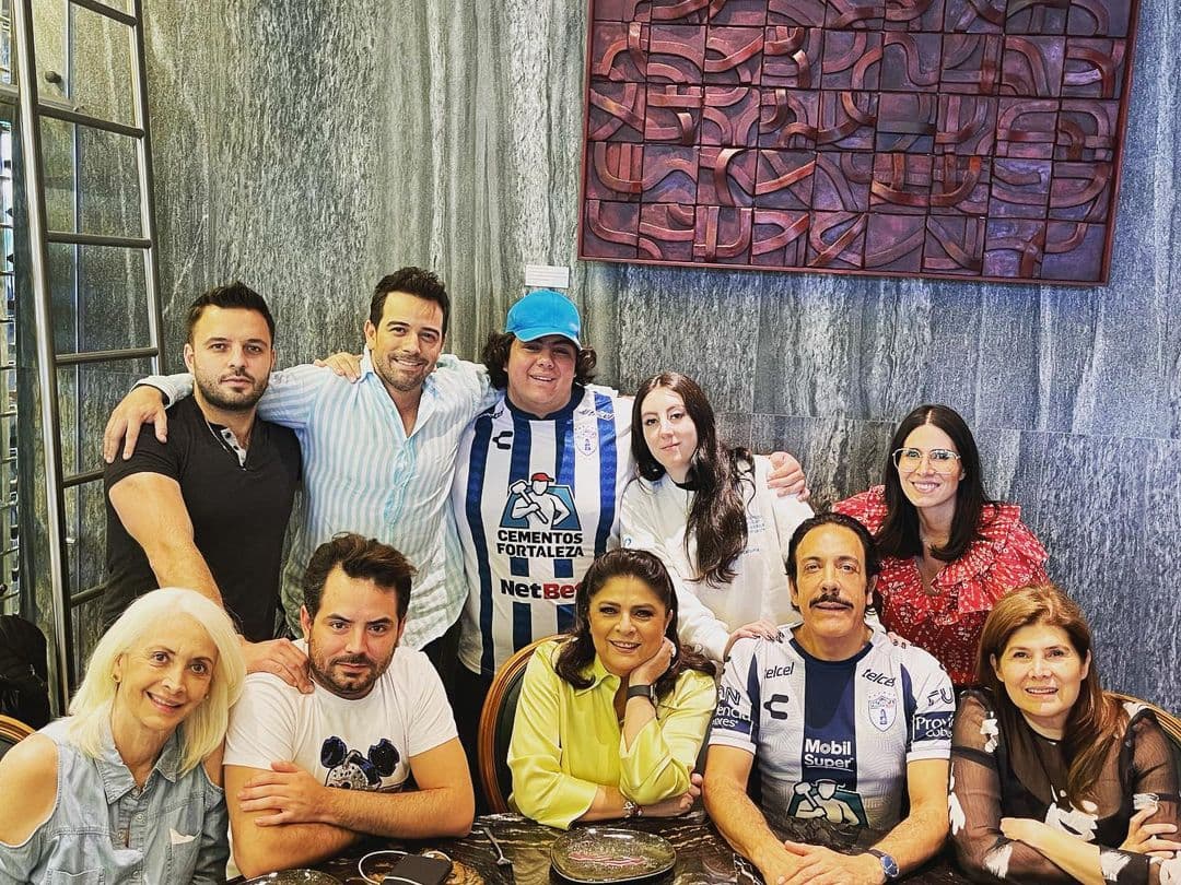 Fueron precisamente ‘Vicky’ y Anuar los que llamaron la atención de los seguidores de la actriz, pues lucen enormes a sus 18 años.
<br>