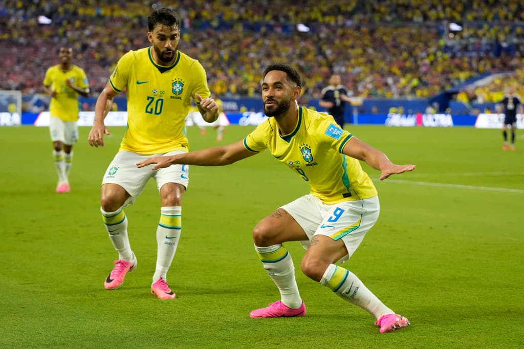 El brasileño Matheus Cunha (9) celebra con Lucas Paquetá tras marcar el tercer gol
