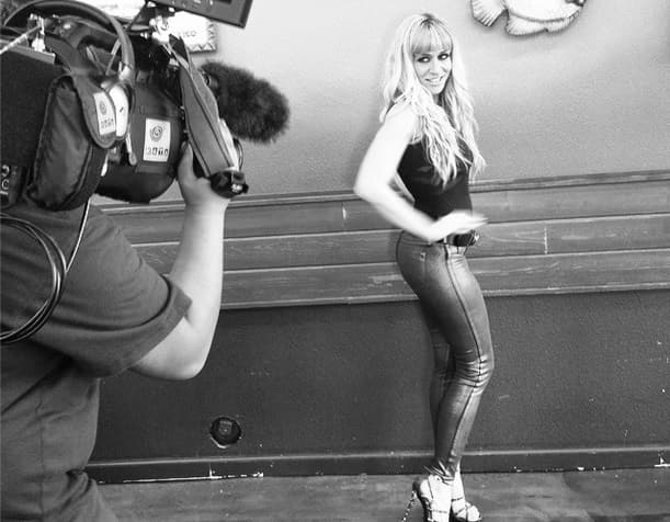 Frente a las cámaras es toda una seductora.