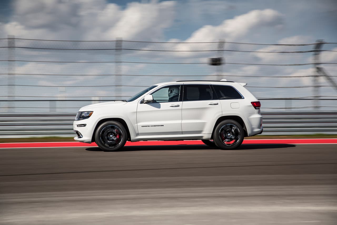 El Jeep Grand Cherokee SRT es una camioneta que puede manejarse en pista, ya que tiene equipamiento para tal uso. Alcanza una aceleración de 0 a 60 mph de 4.8 segundos. 
<b>En su versión 2018 el modelo tiene un precio a partir de 67,395 dólares.</b>