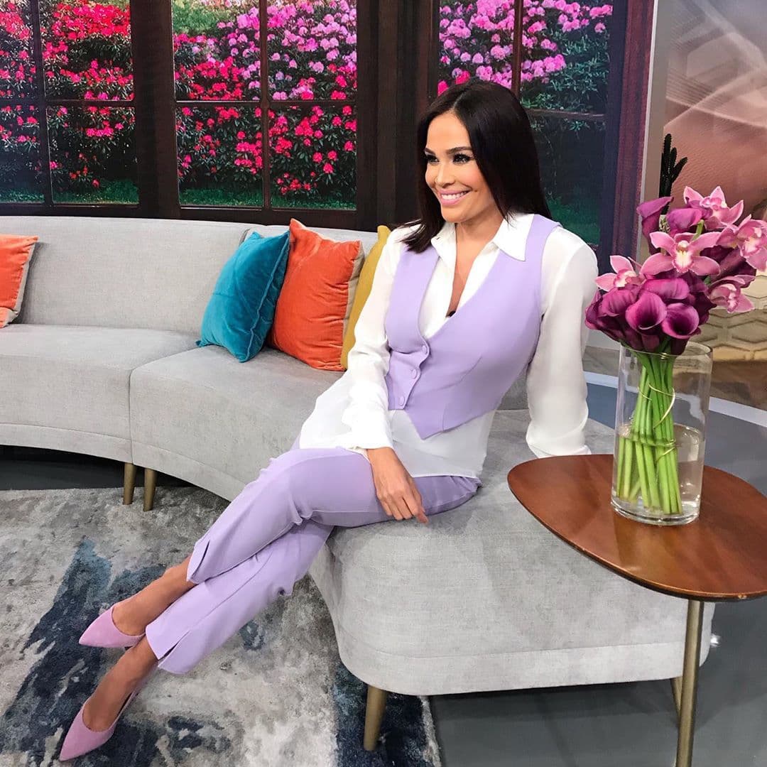 Karla Martínez posó como una flor más de la decoración del estudio en un traje color lavanda.