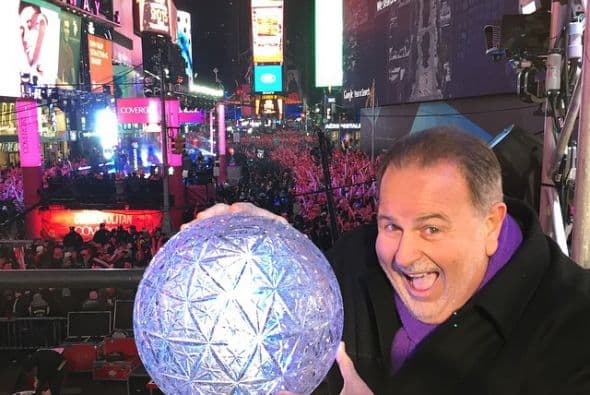 Trabajando o en casa con familia y amigos, los famosos de Univision se la pasaron de lo mejor despidiendo el 2014. ¡A celebrar, como debe ser!