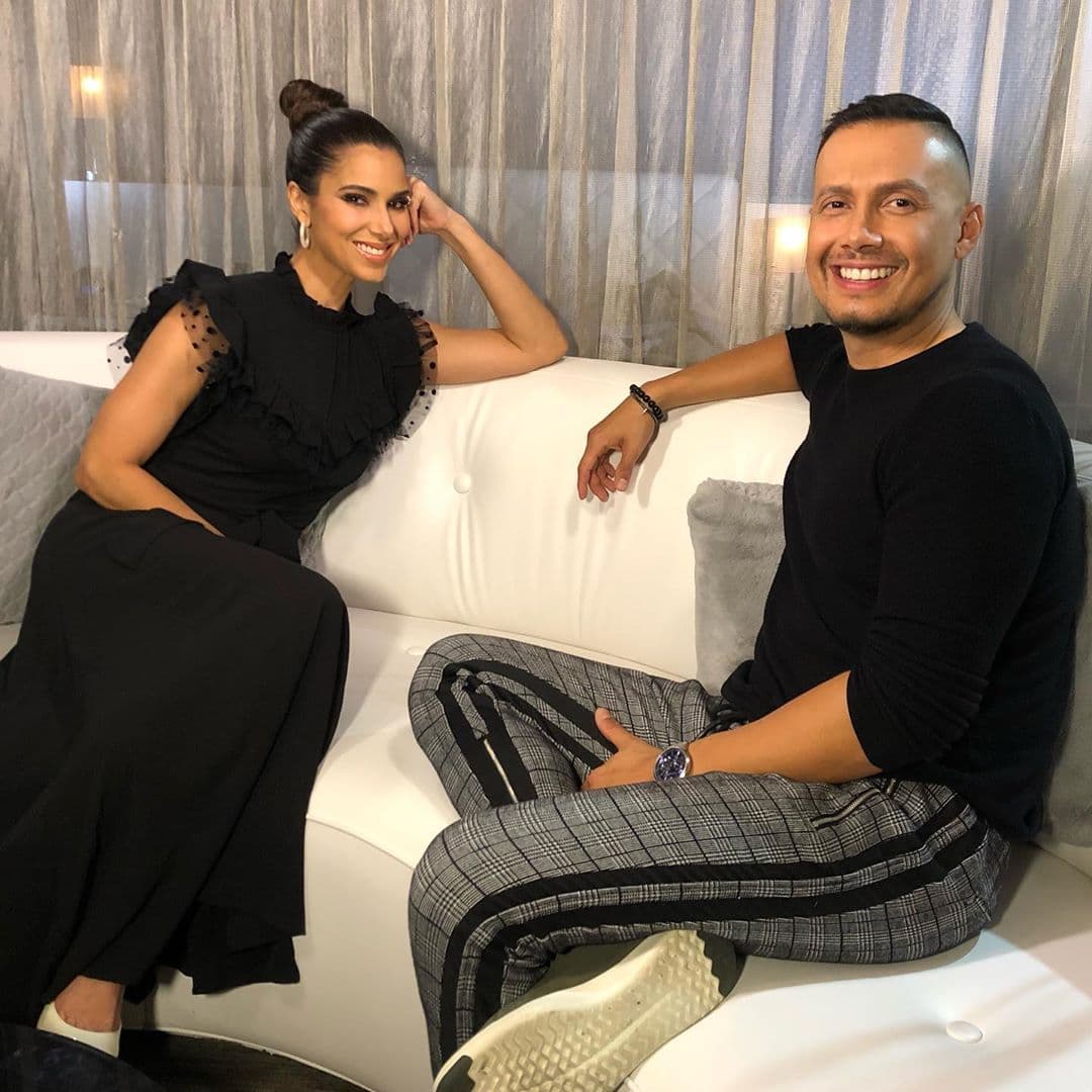 "Aquí casual cotorreando con la bella Roselyn Sánchez que será presentadora de los Latin GRAMMY", escribió Luis al pie de la fotografía junto a la actriz y modelo puertorriqueña.