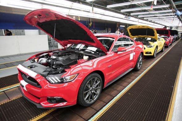 Ford inició la producción de la nueva generación del Mustang en la planta de Flat Rock, en el Estado de Michigan, Estados Unidos, este vehículo se comercializará en 120 países. Ford indicó que el inicio de la fabricación de la sexta generación de este vehículo representa un hito para la compañía y explicó que este auto se producirá también con volante a la derecha, lo que permitirá su venta en 25 mercados adicionales. En cuanto a precios, el Mustang 2015 se comercializará desde los $24,425 y hasta los $42,425 con tres diferentes motorizaciones. La versión base utilizará el V6 de 304 caballos de fuerza, pasando por el EcoBoost de cuatro cilindros con 314 para tener como tope de gama al GT con el motor V8 de 5.0 litros con 441 caballos de fuerza.