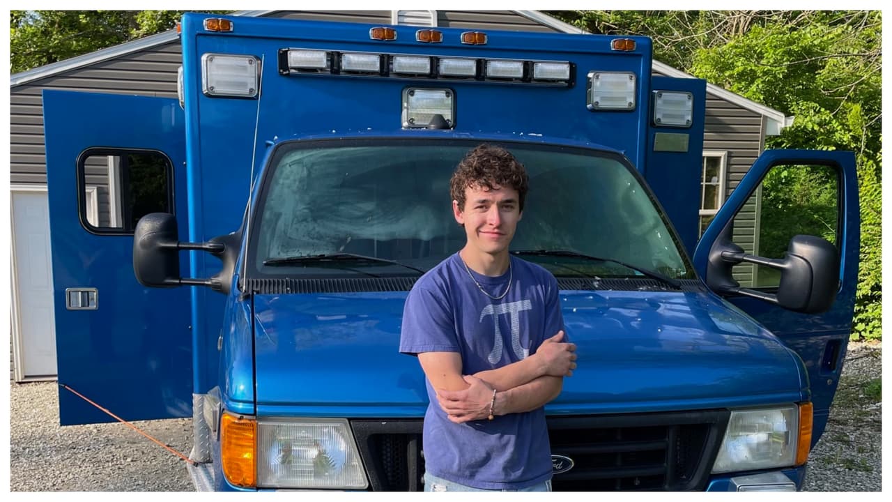 El actor Eli Young dice que tiene todo lo que necesita para vivir cómodamente dentro de su casa rodante: una ambulancia que le costó $5,000 y que él, con la ayuda de su familia, convirtió en un espacio para vivir.