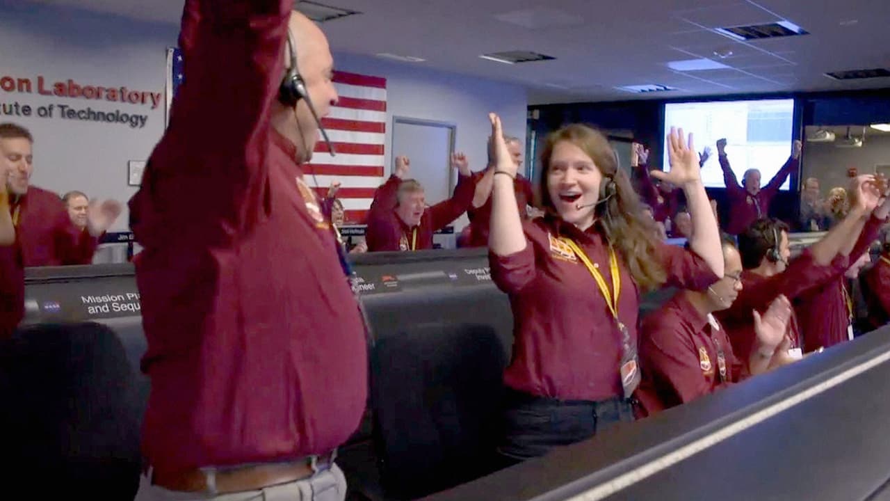 Marte es geológicamente menos activo que la Tierra y tiene la mitad de su tamaño. Los científicos creen que el estudio de Marte podría mostrar una etapa primitiva de la historia de nuestro planeta.