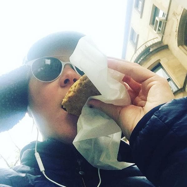 Amy Schumer decidió tomarlo relax y comer una galleta.