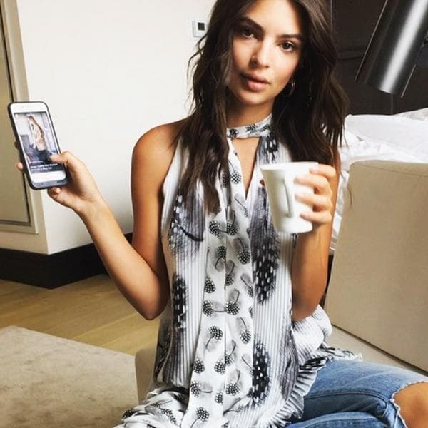 Emily Ratajkowski se relaja con un té y revisando las redes sociales.