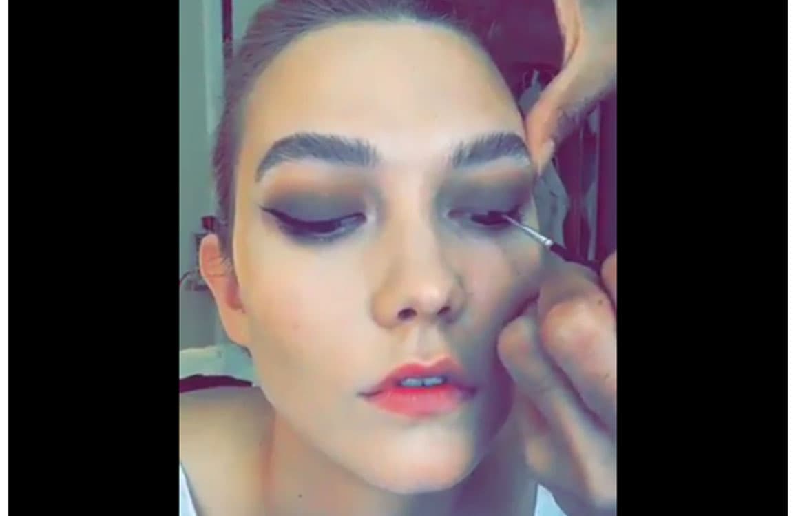 Karlie Kloss ya en el proceso de maquillaje.